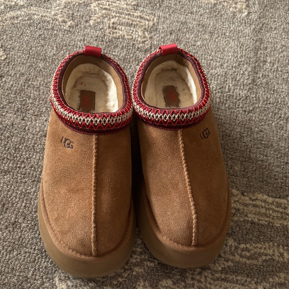 UGG women’s tazz II size 7